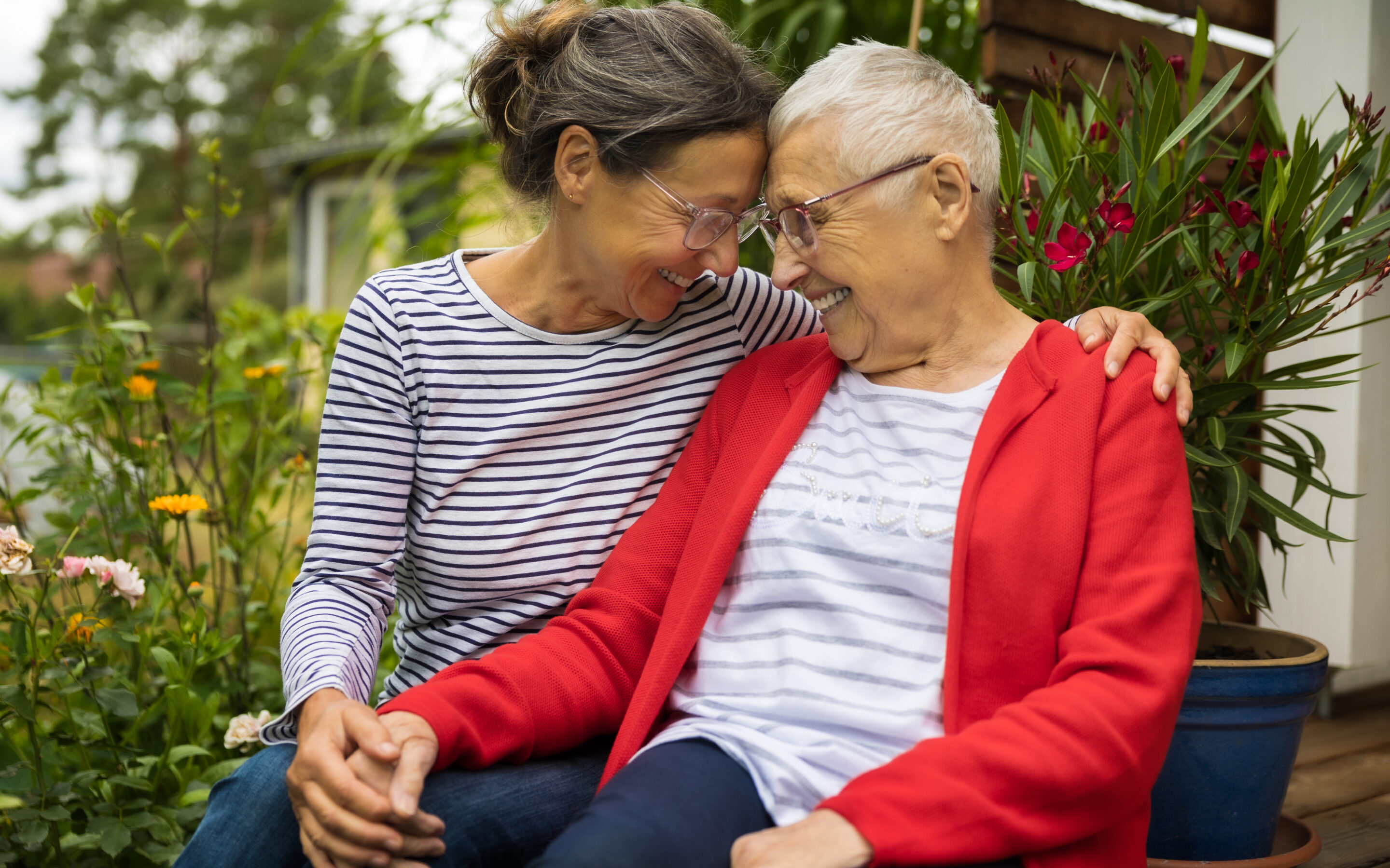 A woman tries nonverbal strategies for Alzheimer’s care, like smiling and gently holding her mother’s hand.